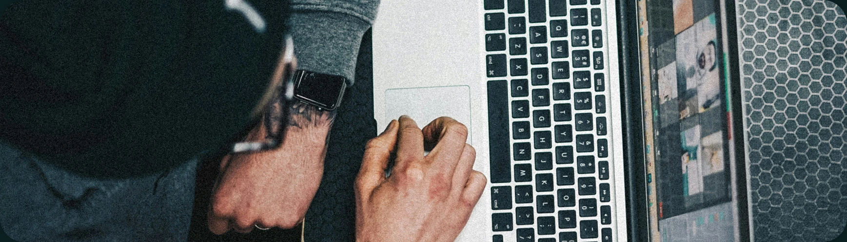 imagen de hombre con ordenador